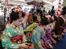 Bowing geishas * 2048 x 1536 * (663KB)
